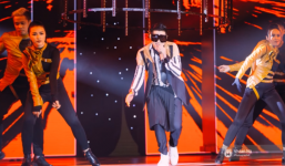 Đông Nhi gặp sự cố về giày - Noo Phước Thịnh tung hit mới trong đêm hội chân dài